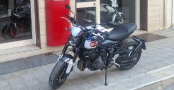 Triumph Triple Tribute 660 Bianca-Blu – Ciciriello Moto (8)