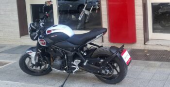 Triumph Triple Tribute 660 Bianca-Blu – Ciciriello Moto (9)
